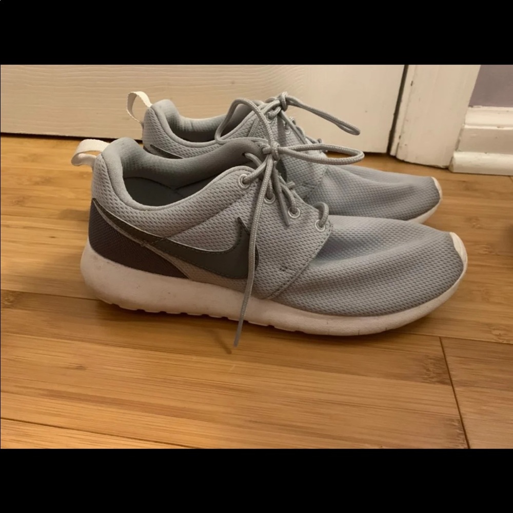 Nike roshe sneakers 6.5 youth